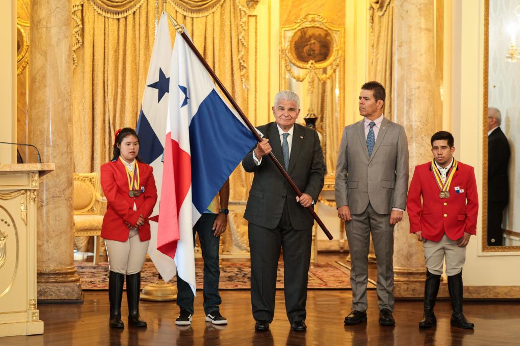 Mulino entrega pabellón nacional a la Selección de Panamá de Va’a que representará al país en&nbsp;Brasil