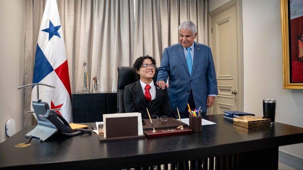 Joven chiricano Presidente por un Día junto a José Raúl Mulino en el Día Cívico del Estudiante&nbsp;2025