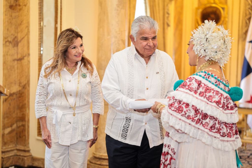 Mulino entrega la bandera de Panamá a la señora Maritza Cedeño Vásquez, Presidenta del Colegio Nacional de Abogados de&nbsp;Panamá