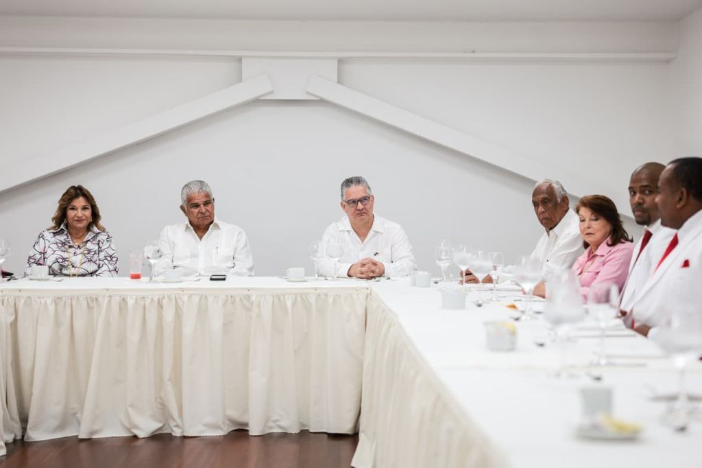 Presidente Mulino se reúne con representantes de Colón para apoyarlos en sus proyectos&nbsp;locales.