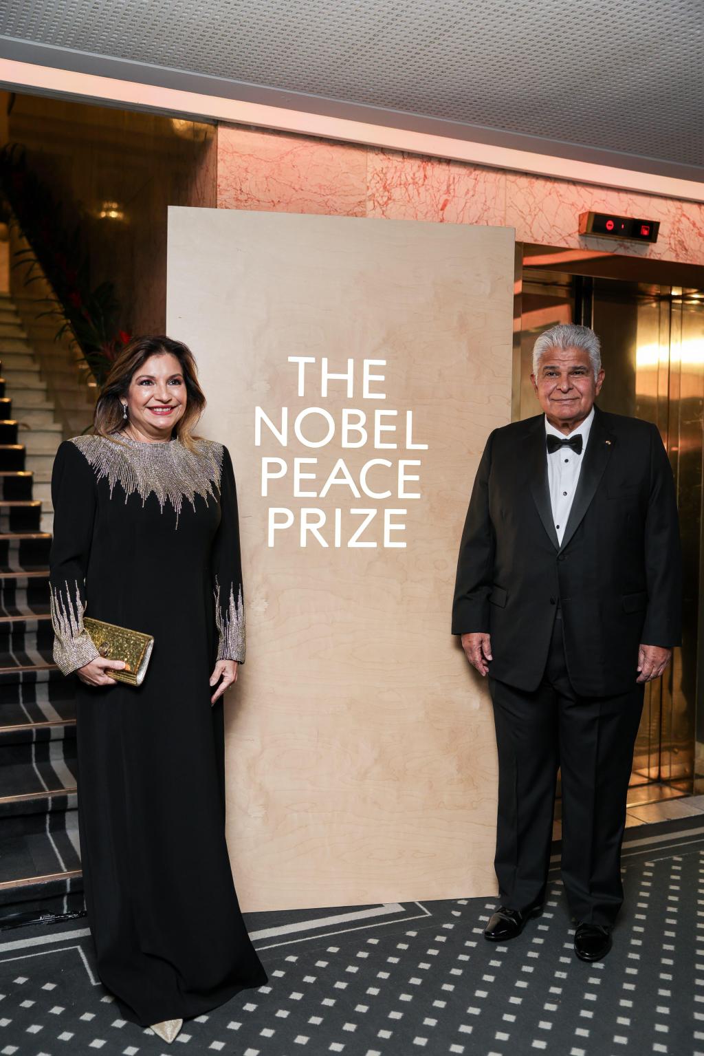 Presidente y Primera Dama asisten a ceremonia privada del Premio Nobel de la&nbsp;Paz