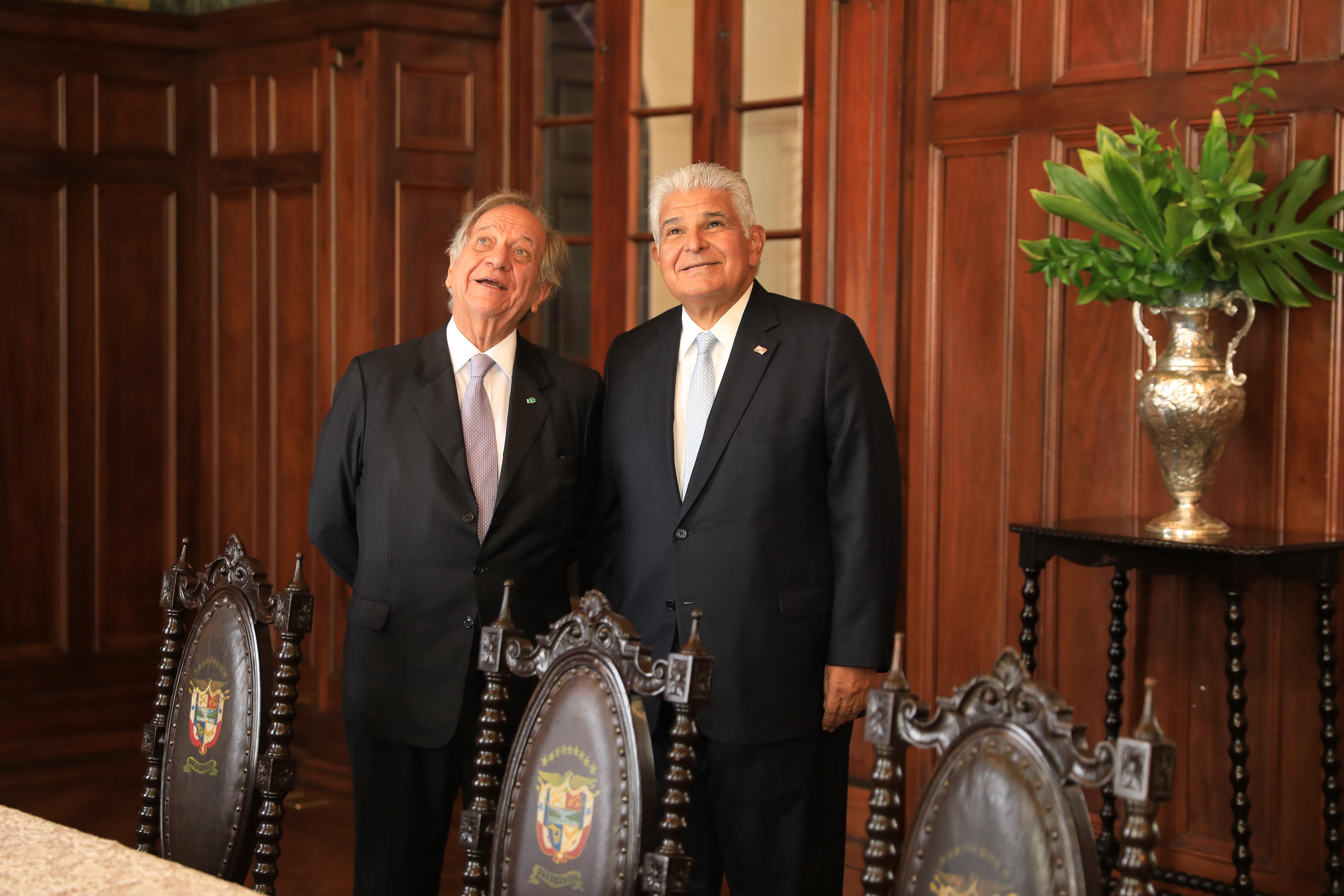Presidente Mulino condecora a Sergio Abreu, secretario general de la ALADI y excanciller de Uruguay
