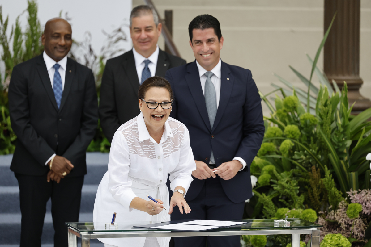 Ilya Espino de Marotta hace historia: primera mujer en dirigir el Canal de Panamá