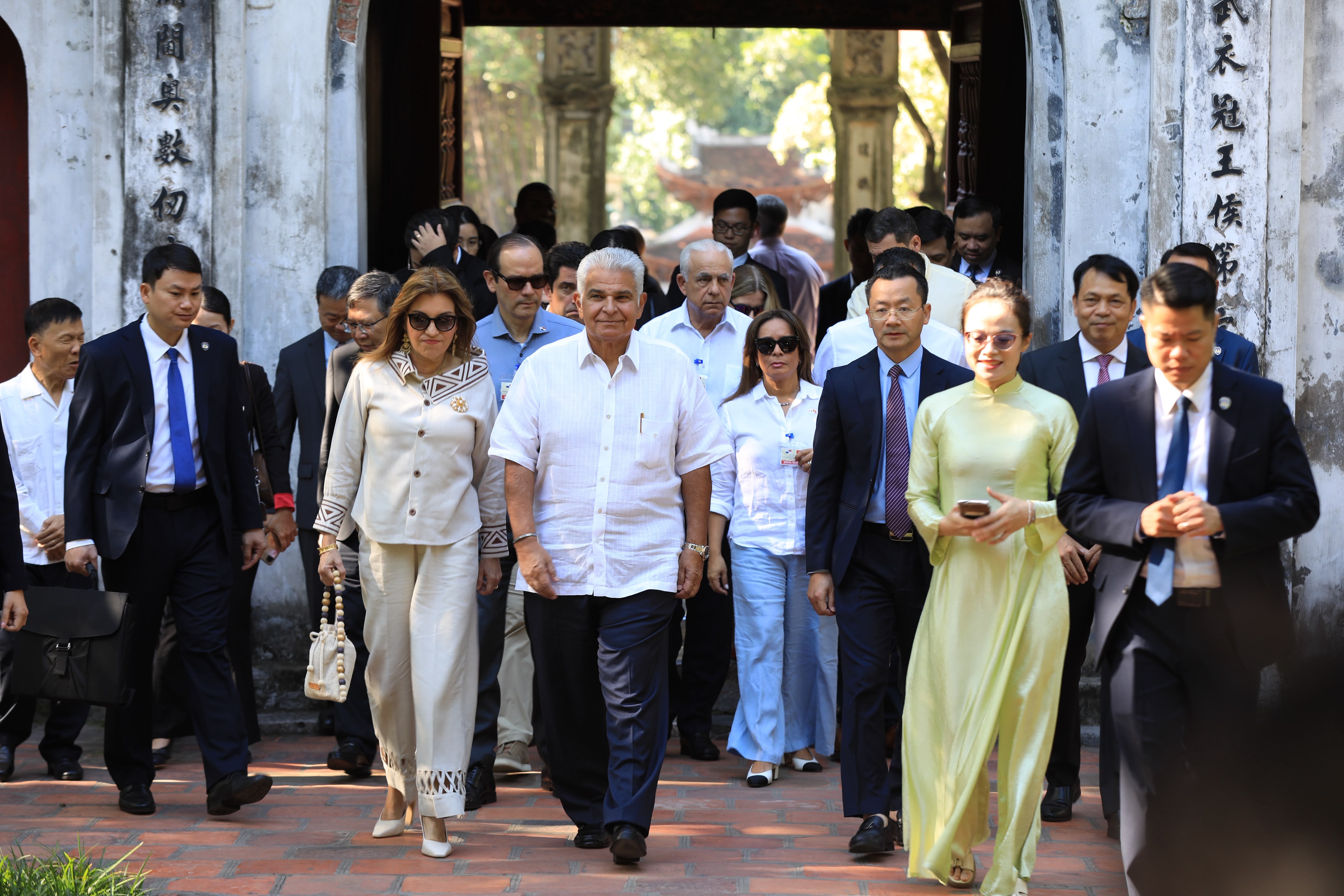 Mulino y la Primera Dama reciben honores en histórico Templo de la Literatura de Vietnam