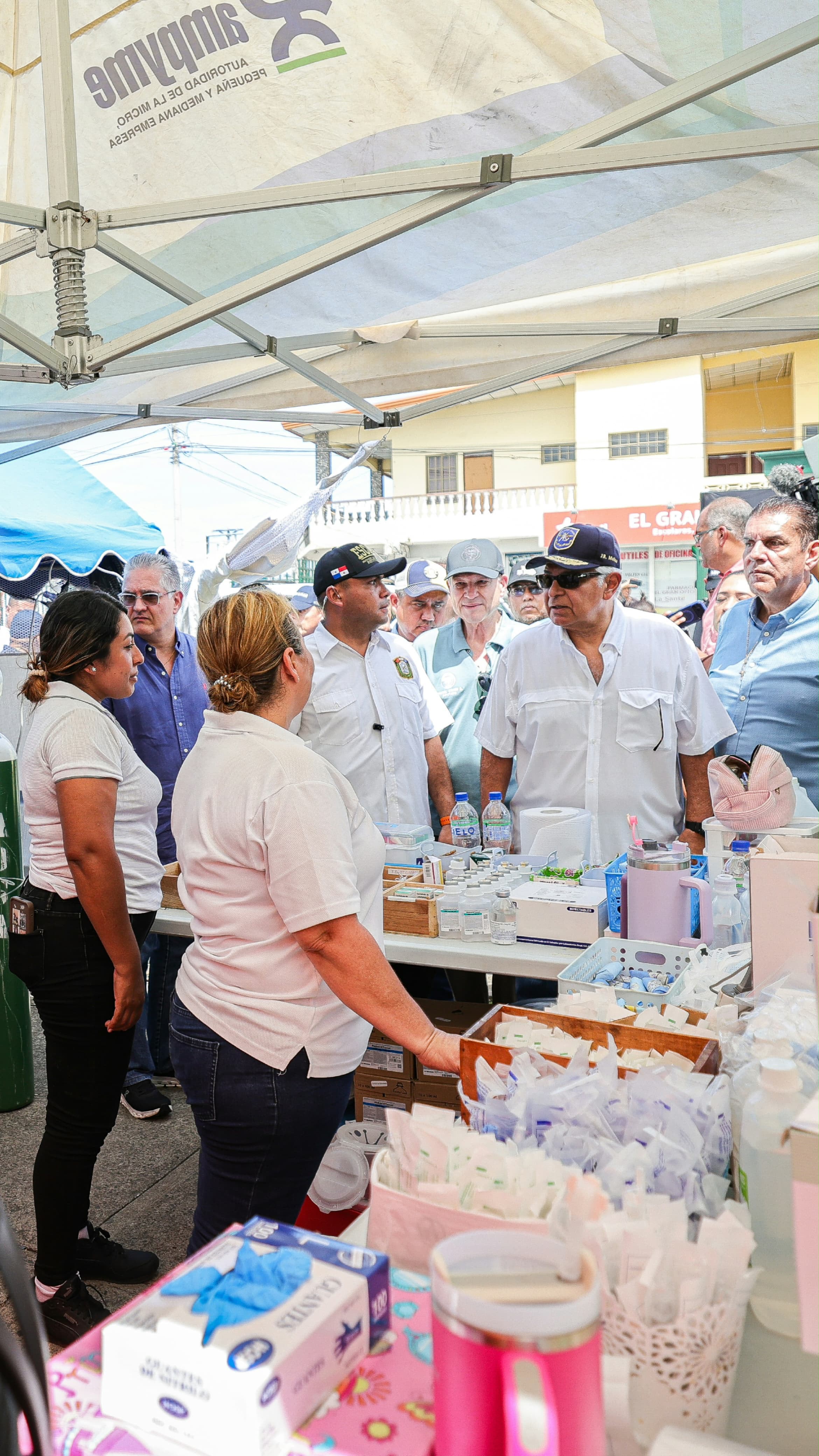 Mulino visita el Hospital Cecilio Castillero tras el terremoto y anuncia nuevas carpas refrigeradas para pacientes